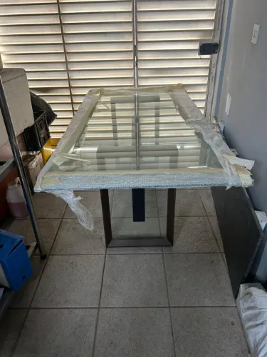 Mesa de Jantar com Tampo de Vidro