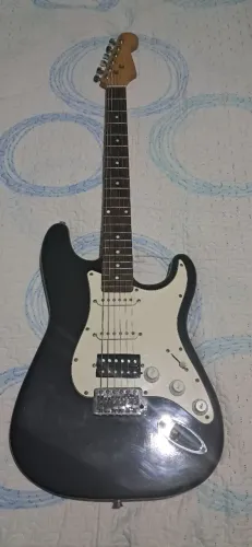 Guitarra stratocaster com malagoli + amplificador + 2 cabos