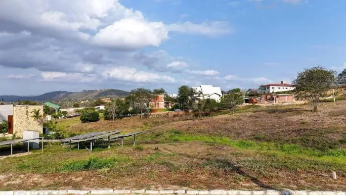 Lote em condomínio de alto padrão com quadra de tênis e área de lazer completa em Gravatá