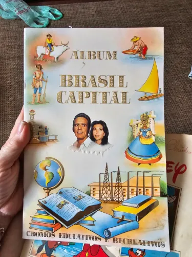 Livro ilustrado - Álbum Brasil Capital - Cromos Educativos - figurinhas 