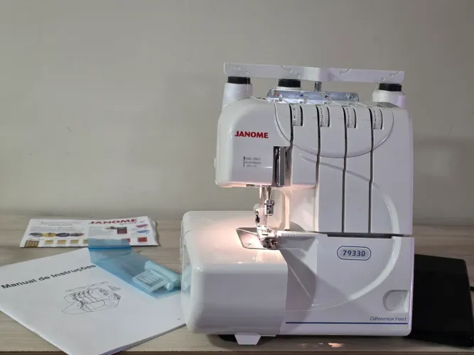 Máquina de costura overloque janome
