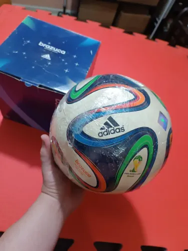 Bola de futebol da Copa 2014 Brasil nova com caixa