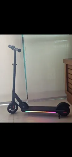 Patinete Elétrico com Luzes LED