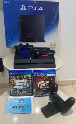PS4 Fat 2TB Japão | 3 Controles | 2 Jogos | Base de Carregamento