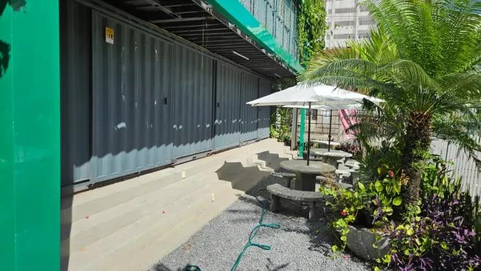 SIQUEIRA ALUGA: LOJA/SALA TÉRREA COM 18m² COM ÁREA EXTERNA COM MESAS E CADEIRAS NA TORRE