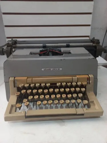 ANTIGA Máquina de escrever Olivetti Linea 98