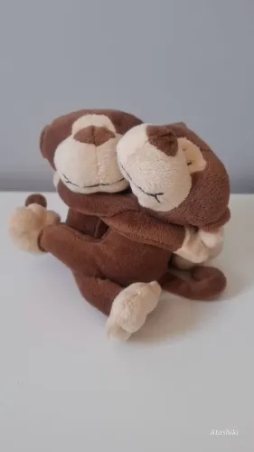 Pelúcia Macaquinhos Abraçados - Marca Buba