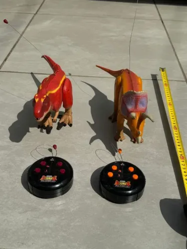  Dinossauro de controle remoto.