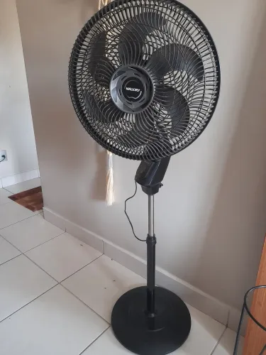 Ventilador pouquíssimo usado com controle remoto 
