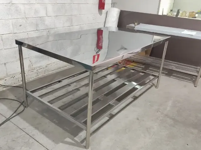 Mesa Industrial de Trabalho em Aço Inox - Resistente e Ideal para Ambientes Profissionais