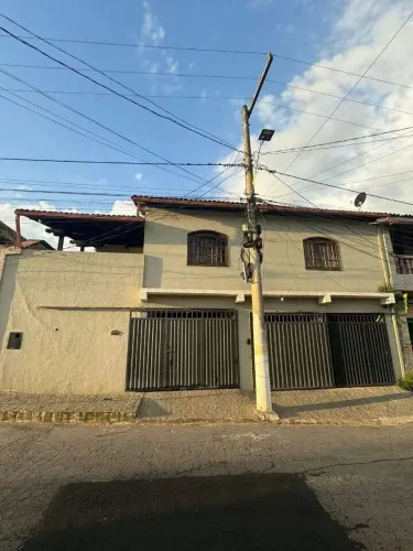 Casa com 03 quartos sendo 01 suíte em Betim.