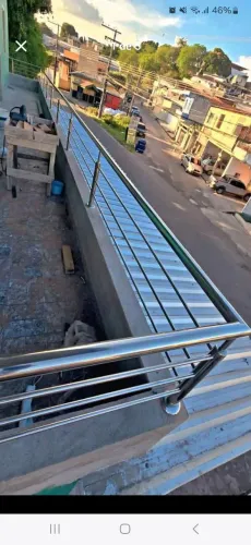 Corre mao de inox e parapeito de vidro