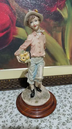 Estátua Decorativa em Resina com Base em Madeira - Pintada à Mão - 21 cm<br>