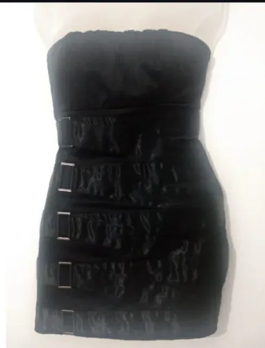 Vestido Tomara que Caia com Detalhes de Fivela na lateral