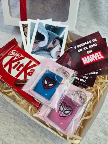 Presente personalizado Marvel Homem Aranha com fotos polaroids e chaveiro com foto
