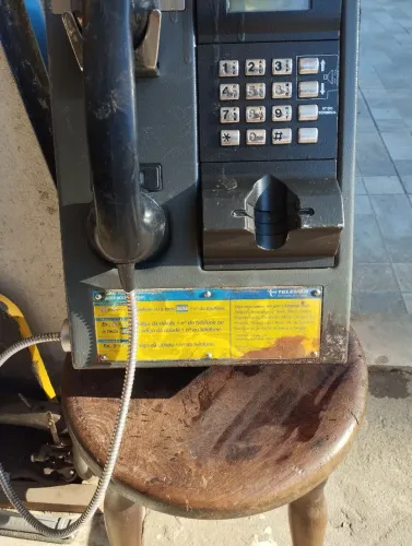 Telefone antigo orelhão.