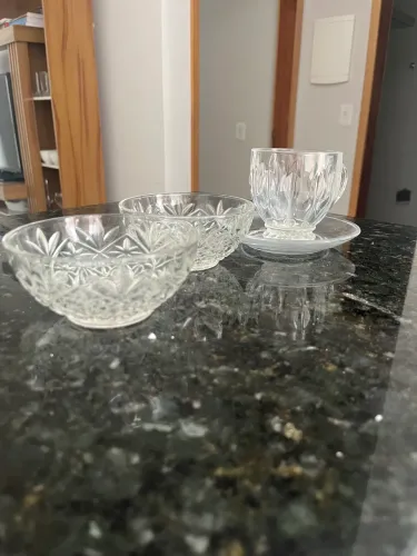 2 tigelas vidro + 1 xícara com pires vidro