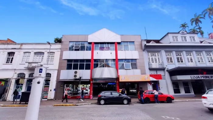 Sala comercial localizada no Centro de Joinville com acesso para Rua das Palmeiras