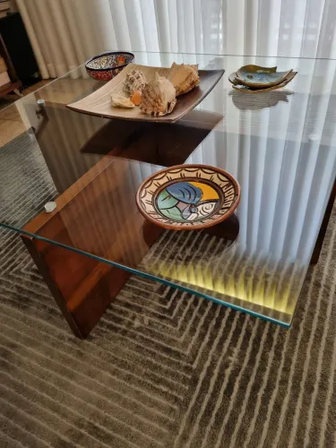 Mesa de centro quadrada de madeira com vidro