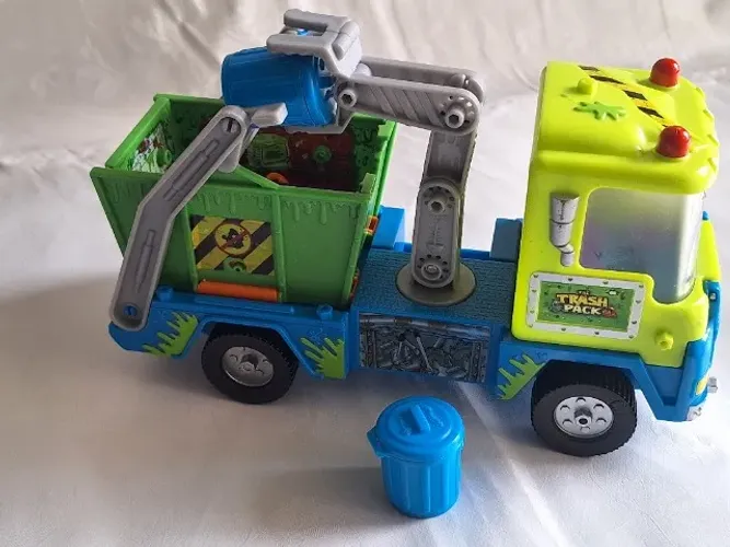 BRINQUEDO TRASH PACK CAMINHÃO DE LIXO COM CAÇAMBA, GARRA, LATAS DE LIXO,10 TRASHIES,SEMINO