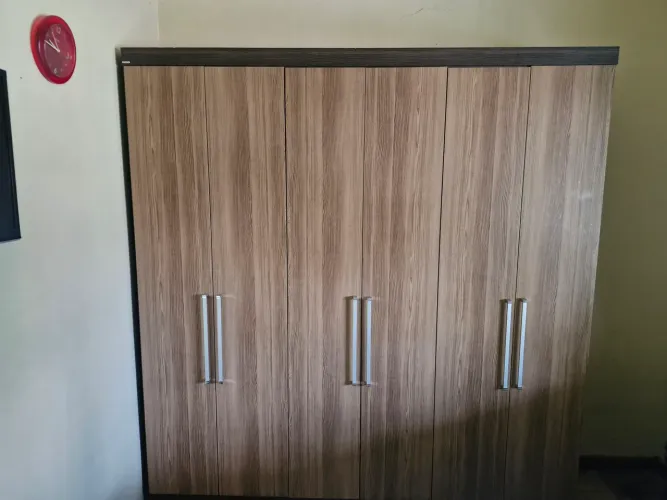 Guarda-roupa grande 6 portas, gavetas internas, cabideiro duplo. Excelente negócio.  