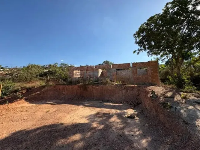 Lote localizado no Jardim Baviera, lote de 360m² com construção em ponto de laje...