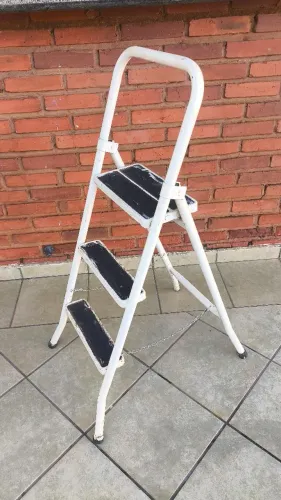 Escada Dobrável de Aço 3 Degraus - Forte e Prática