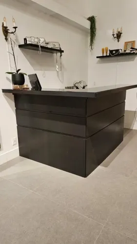 Balcao de loja Preto com Compartimentos e Portas!