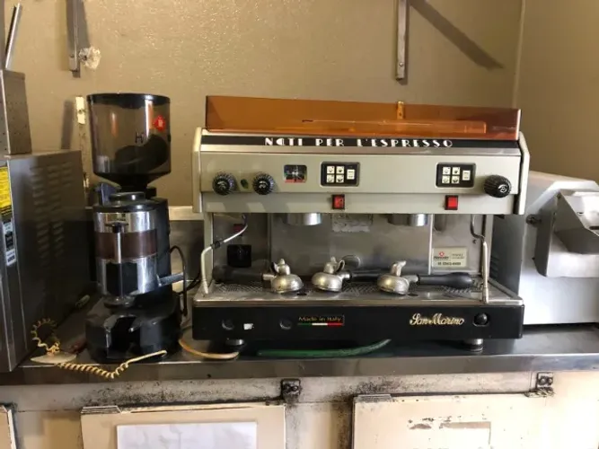 Máquina de Café Expresso Profissional San Marino + Moedor | 220V | R$ 9.500