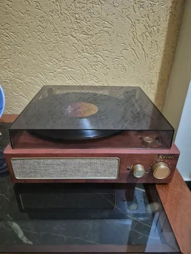 TOCA DISCO: Raveo Vitrola Studio MAPLE com Toca-discos