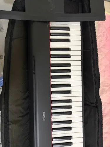 Yamaha Piaggero NP-12B portátil com 61 teclas e acabamento na cor preta.
