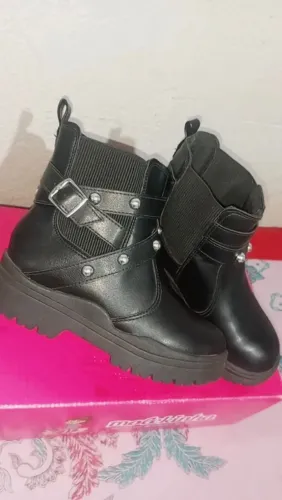 Vende-se Bota infantil feminina