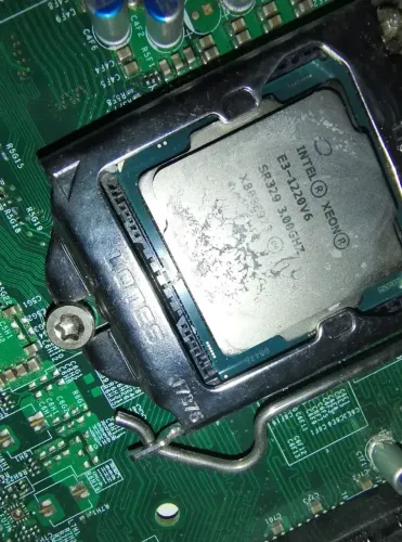 Intel Xeon Sr329 E3-1220 V6 3.00ghz 4core 8mb Cache + Placa (Usado)