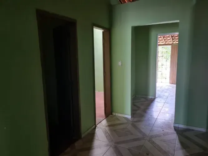 Vendo casa em Alagoinhas (BA) com três quartos sala de jantar  quintal e um ponto comercia