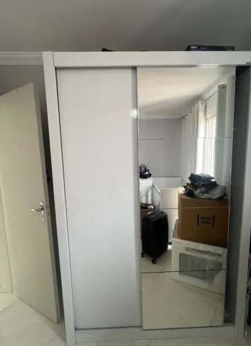 Guarda roupa 2 portas branco.