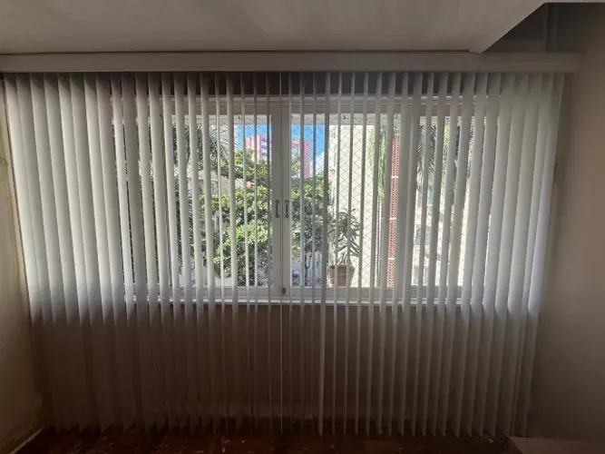 Persianas verticais em PVC branca 3,30 m X 2,40 m