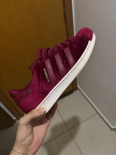 Tênis adidas super star veludo vinho