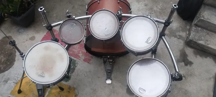 Bateria adahm com rack 3 tons e um surdo ótimo estado
