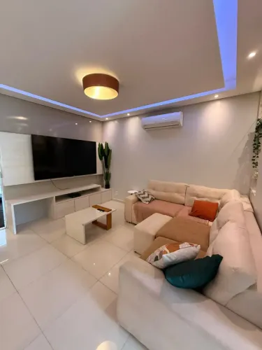 Casa Dúplex para Locação e mobiliado com 3 quartos (2 suítes) por R$ 10.000 Cond. Efrain -