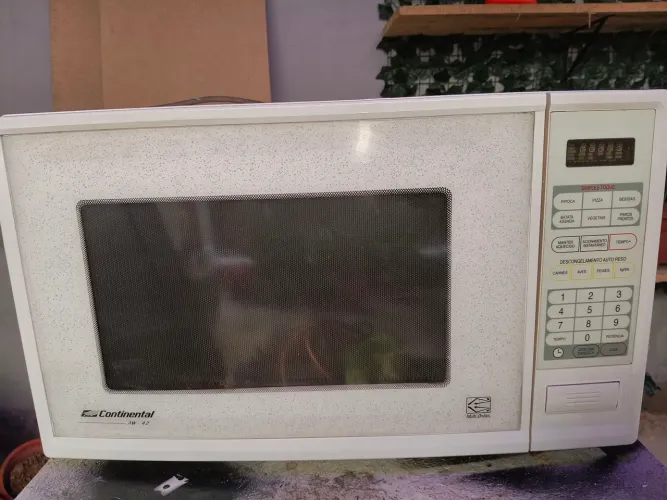 Microondas continental 42L em ótimo estado, 127v, sem problema algum, só usar....
