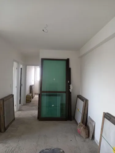 Porta em esquadria de alumínio bronze