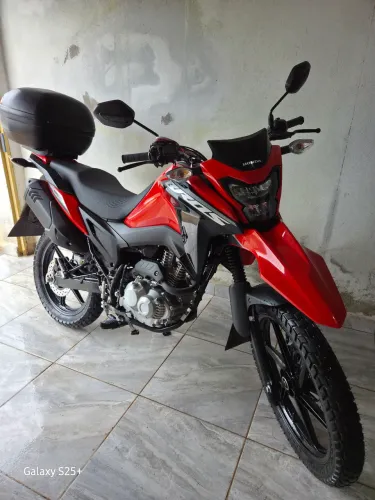 Vendo Honda Bros 2025/25 em estado de nova nunca caiu nem foi batida