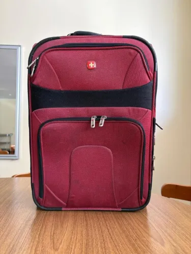 Mala de viagem, marca Wenger, vermelha.