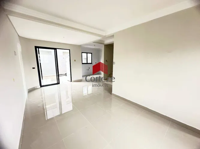 Sobrado com 208m² 3 quartos, à venda, no bairro Sítio Cercado em Curitiba