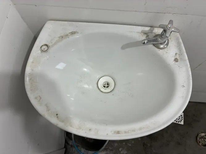 Pia em porcelana comprador retira no meu endereço.