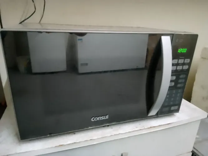 Vende se microondas Consul 20L,220v funcionando perfeitamente,tem marcas de uso