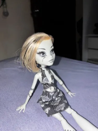 Frankie Skull Shores B&W Monster High