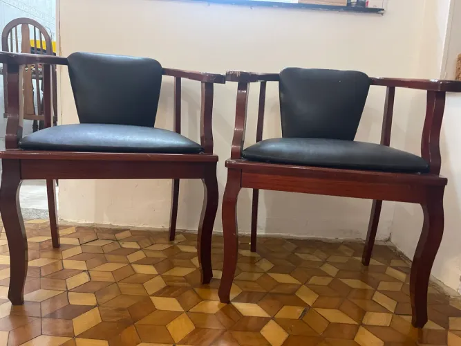 Conjunto de cadeiras de madeira