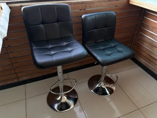 Banqueta giratória acolchoada preta