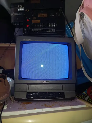 Tv de tubo com vídeo cassete relíquia.